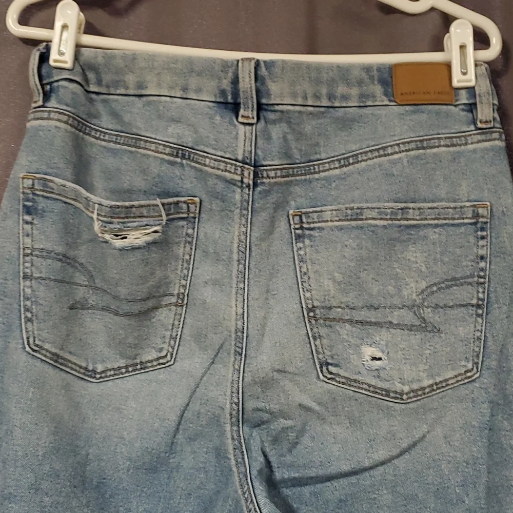 Women's American Eagle Distressed Curvy Mom Jeans - Picture 4 of 6